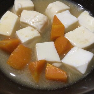 豆腐と人参の味噌汁